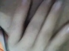 A barna hajú lány or ...
