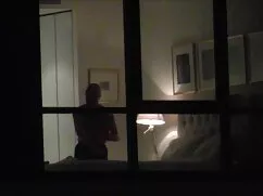 Egy lány barna hajú, ...