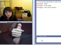 Egy lány barna hajú  ...