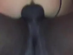 Egy lány barna hajú, ...